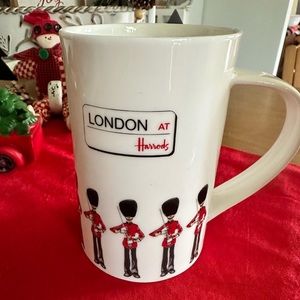 HARRODS LONDON ENGLAND Guardsmen Beefeaters Fine Bone China Mug NWOB